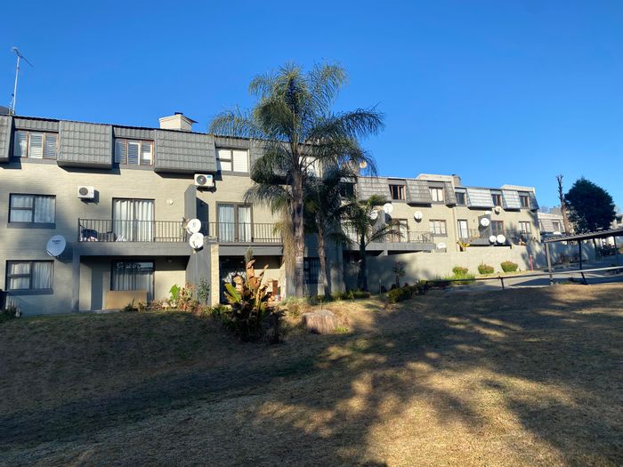 Petervale Townhouse To Rent: 1 Bedroom, 1 Bathroom, 2 Covered Parking Spaces.