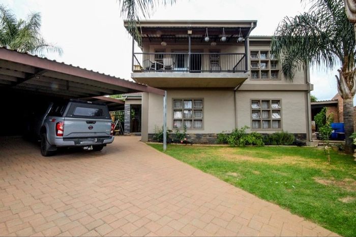 House For Sale in Thatchfield Estate: 3 Bedrooms, Solar System, Lapa, 24-Hour Security.