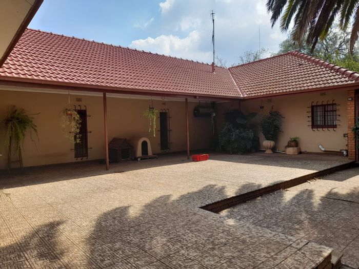 For Sale: Gerardsville Small Holding with 4 beds, borehole, and flatlets.