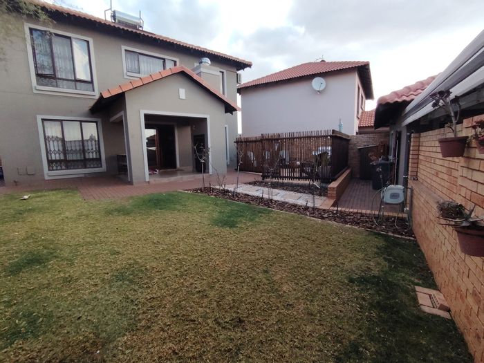 For Sale: House in Monavoni with 3 beds, solar setup, and outdoor entertainment.