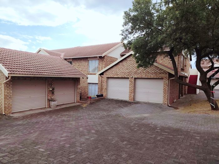 Celtisdal Apartment For Sale: 2 Bedrooms, pool, clubhouse, secure complex, close to amenities.