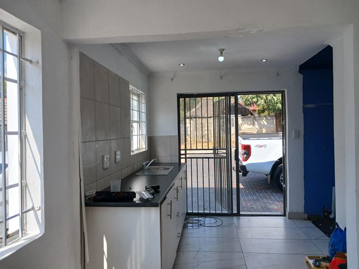 Cottage To Rent in Bloubosrand: 1 bedroom, secure parking, water included.
