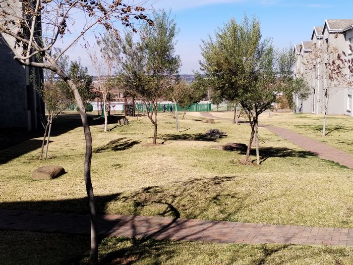 2-Bedroom Apartment in Blue Hills To Rent with balcony, parking, and estate amenities.