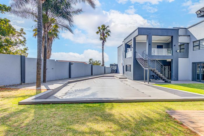 House for Sale in Marlboro Gardens: Pool, staff quarters, solar power, spacious living.