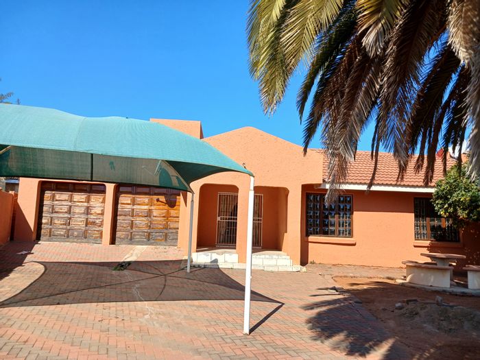 House for sale in Flora Park: 3 bedrooms, garage, backup water tank, spacious yard.