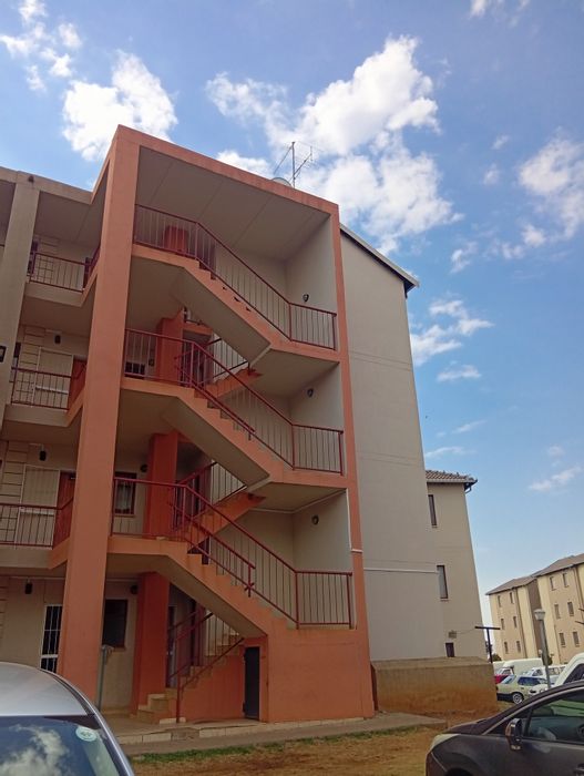 For Sale: Jabulani Apartment with 2 bedrooms, secure parking, and 24/7 security.