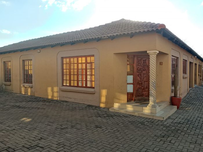 Townhouse for sale in Bendor: 3 bedrooms, drive-through garage, outdoor braai area.