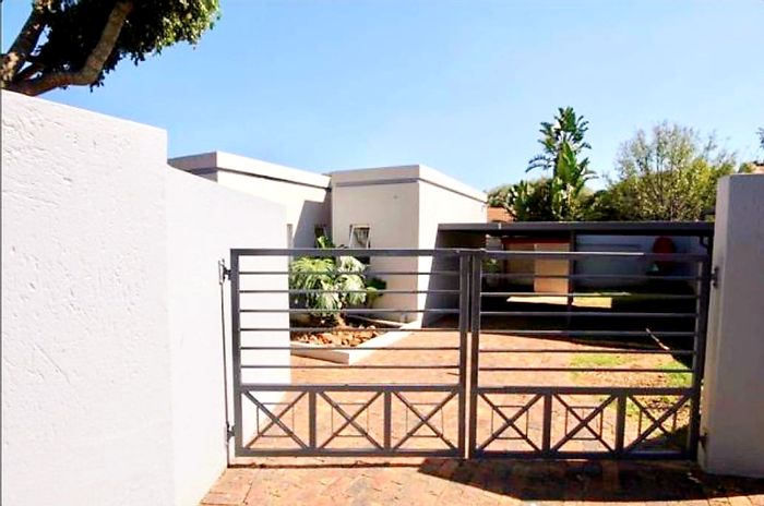 Spacious Radiokop townhouse with pool, braai area, and ample parking available to rent.