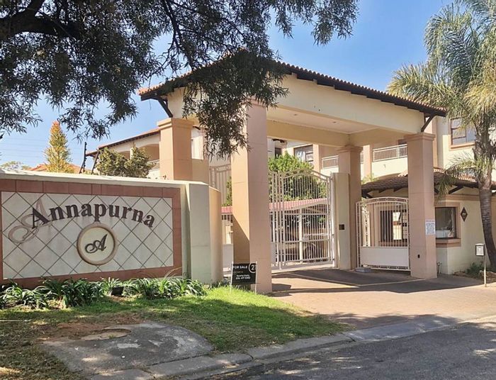 For Sale: 2-Bedroom Apartment in Woodmead with Pool, Security, and Parking.