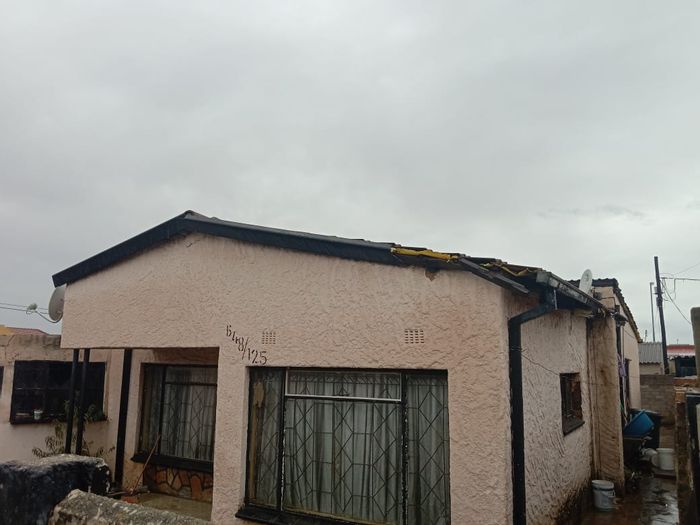 Dhlamini House For Sale: 3 bedrooms, garage, near shopping and major routes.