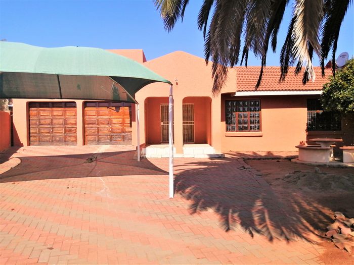 Flora Park House For Sale: 3 beds, double garage, guest room with shower.