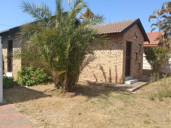 House for Sale in Bendor: 3 bedrooms, garage, spacious yard for future expansion.