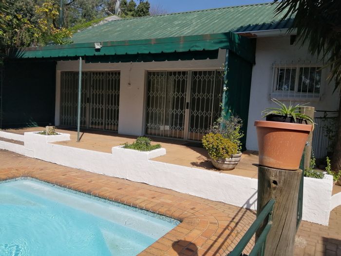 Cottage in Orchards to Rent: garden, pool, lounge, dining room, 2 carports.
