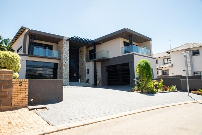 For Sale: House in Bendor with 6 bedrooms, gourmet kitchen, and 4 garages.