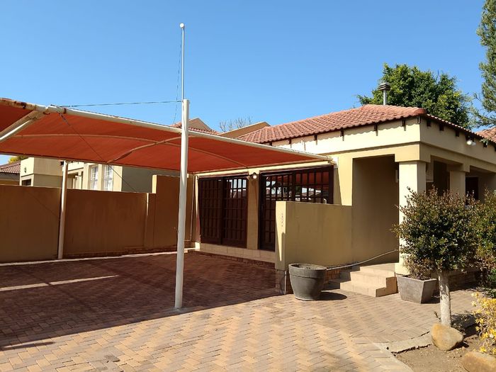 House for Sale in Bendor: Secure estate, garden, borehole, and guest suite.