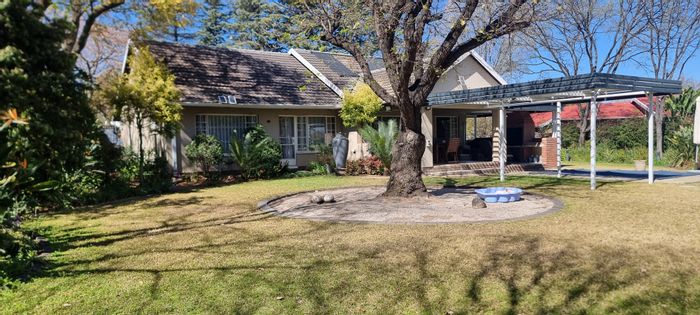 Fourways House For Sale: Spacious garden, pool, 24-hour security, and ample parking.