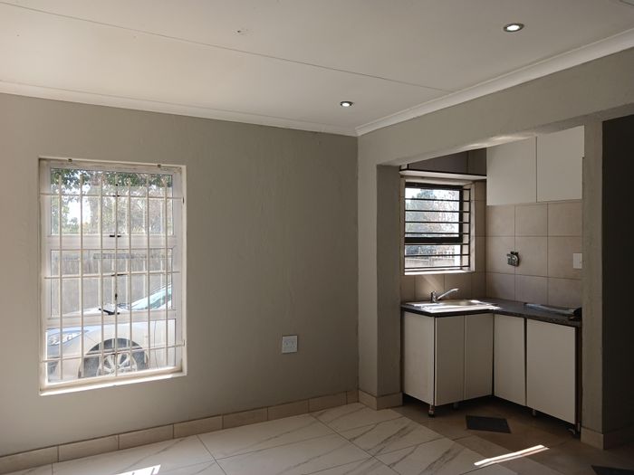 Cottage To Rent in Bloubosrand: 1 bedroom, parking, water included, renovations ongoing.