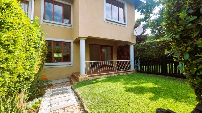 Paulshof Townhouse To Rent: 3 beds, pet-friendly, garden, pool, security, parking.