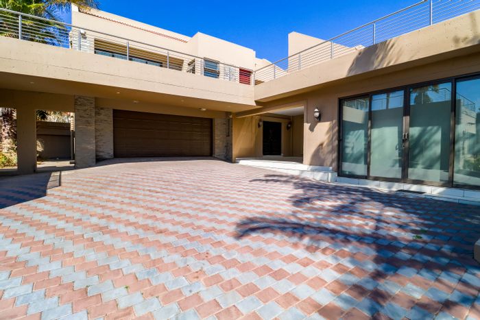 Lonehill House For Sale: 5 Bedrooms, pool, bar, security, spacious garages.