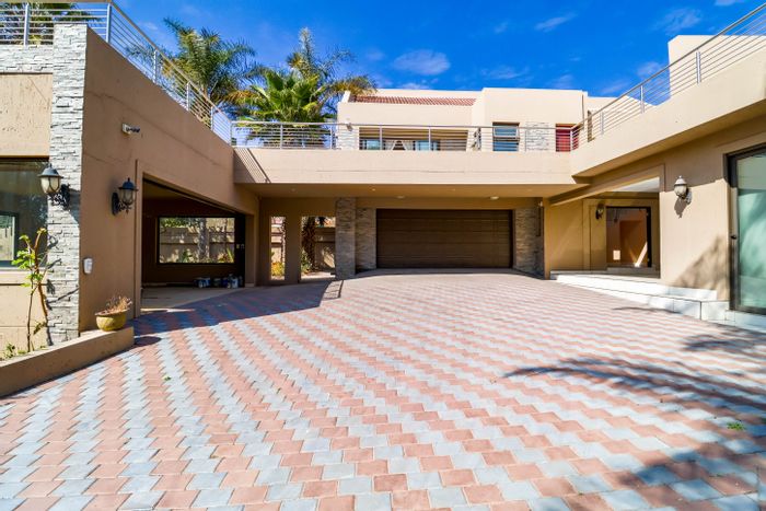 Lonehill House To Rent: 5 bedrooms, pool, entertainment lounge, security system.