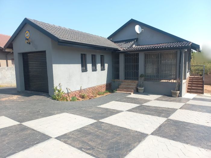 3-Bedroom House For Sale in Soshanguve Ext, near Soshanguve Mall.