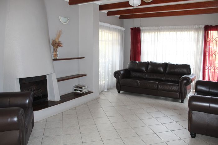Schoemansville House For Sale: Spacious 4-bed, pool, dual entrances, ample parking.