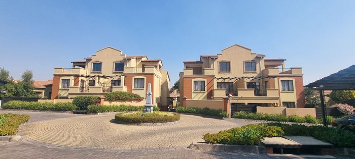 Douglasdale Apartment To Rent: 2 beds, garden, pool, security, close to amenities.
