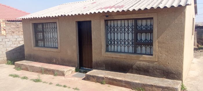 Chiawelo House For Sale: 2 Bedrooms, spacious yard, near amenities and N12 highway.