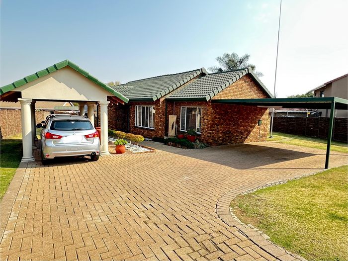 Isandovale House For Sale: 3 beds, Lapa, cottage, office, near amenities.