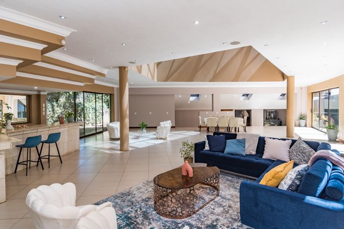 10-bedroom house for sale in Bedfordview Central, featuring en-suites and pool.