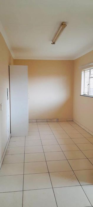 Lindhaven House To Rent: 1 bedroom, close to Westgate Mall, ideal for singles.