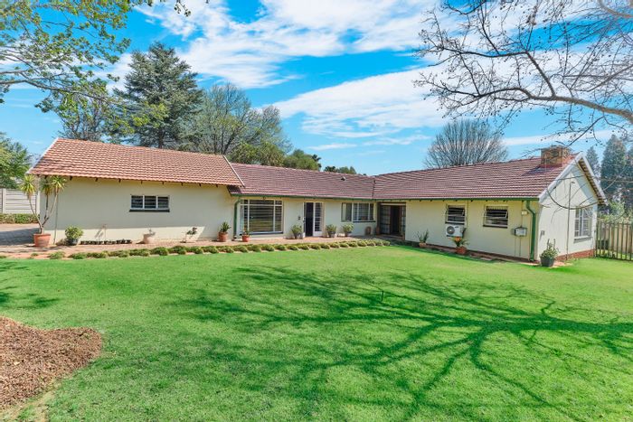 For Sale: Spacious Fairland house with flatlet, borehole, and ample parking.