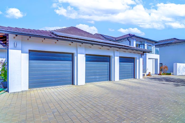 For Sale: Small Holding in Bridle Park AH with 5 beds, solar power, and equestrian paths.