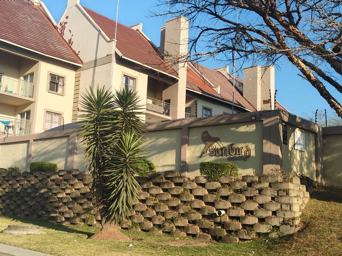 Sundowner Apartment For Sale: 2 Bedrooms, communal pool, secure parking, prime location.