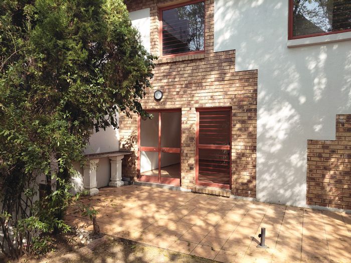 Fourways House To Rent: 3 Bedrooms, Loft, Private Garden, Pet-Friendly, Secure Parking.