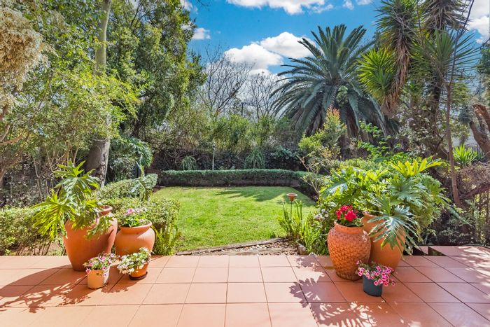 Wendywood Apartment For Sale: 2 beds, garden, secure complex, garage included.