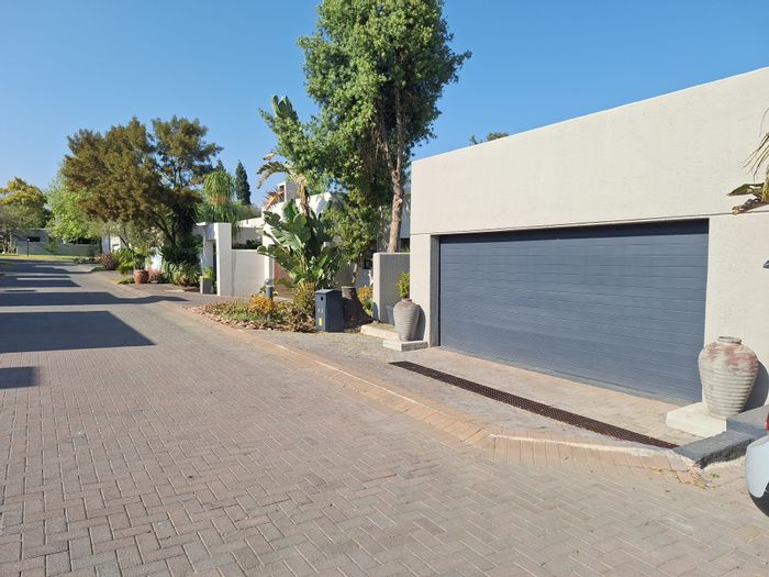 House to Rent in Fourways: Semi-furnished, lake views, secure parking, ideal for corporate tenants.