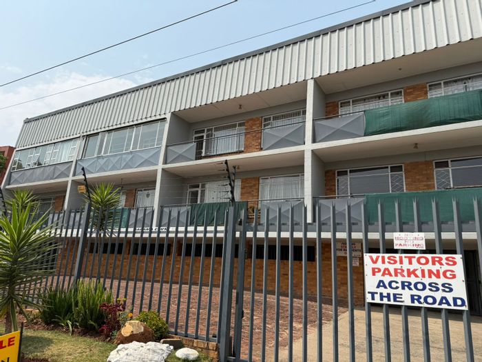 1-Bedroom Apartment For Sale in Florida North with garden, parking, and amenities nearby.