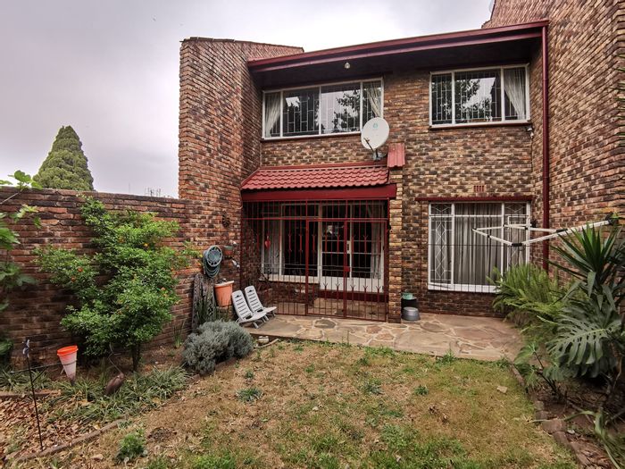 Lyndhurst Townhouse For Sale: 2 Bedrooms, private garden, convenient location, low maintenance.