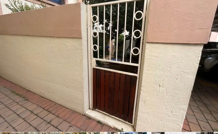 Khyber Rock Apartment To Rent: 2 beds, private garden, pool, secure parking.