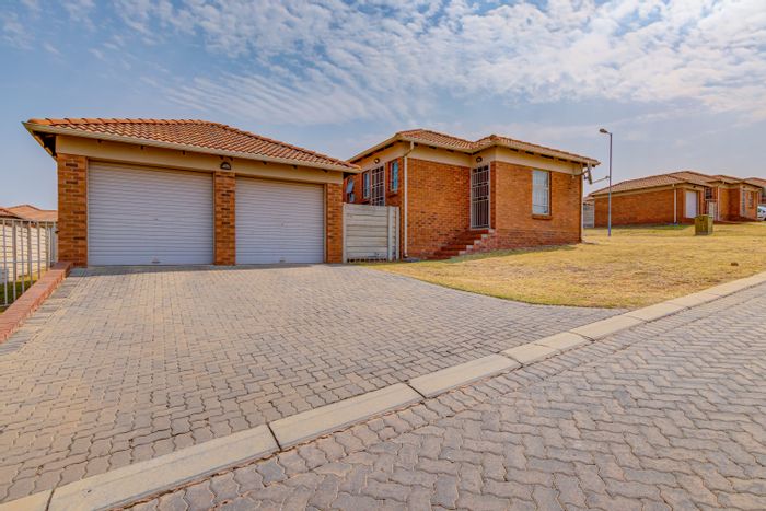 For Sale: House in Thatch Hill Estate with open-plan kitchen, double garage, park access.