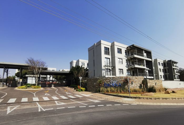 Kyalami Ridge Townhouse For Sale: 2 beds, pool, gym, balcony, secure estate.