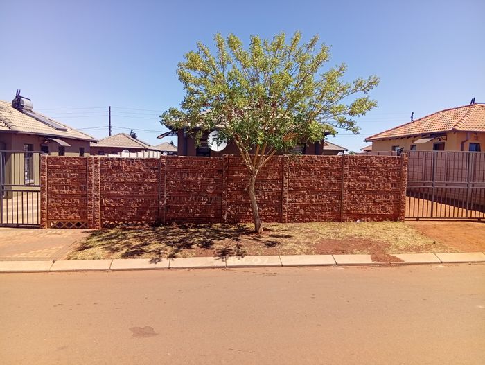 For Sale: 2-Bedroom House in Protea Glen with spacious yard and secure parking.
