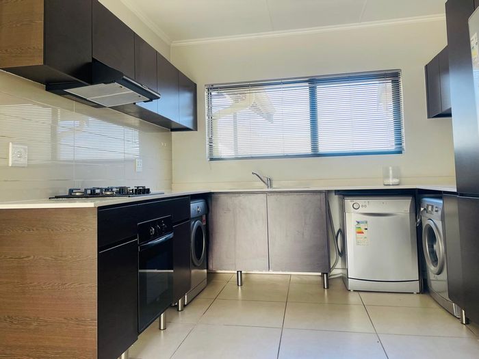 Kyalami Hills Apartment To Rent: 2 beds, pool, gym, 24/7 security, great amenities.