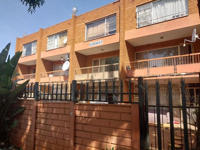 Windsor Apartment For Sale: 2 beds, garden access, secure parking, near Cresta.