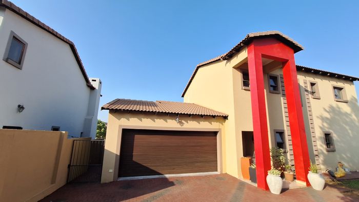 House For Sale in Thatchfield Estate: 3.5 Bedrooms, patio, double garage, pet-friendly.