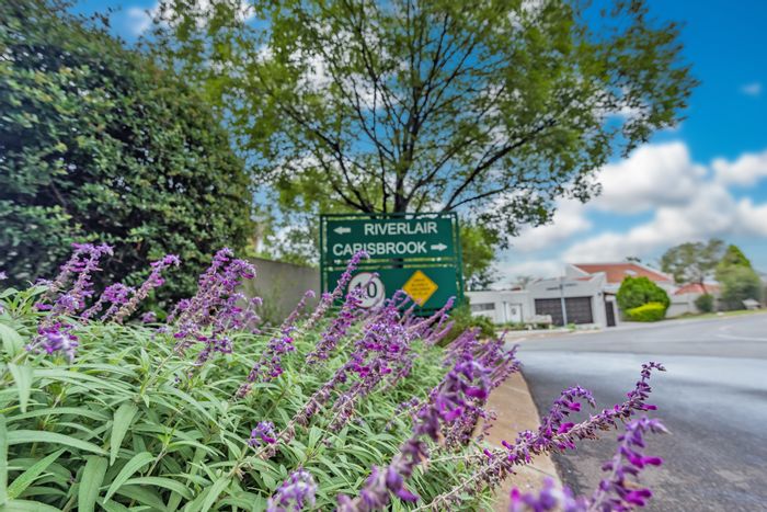 Douglasdale Townhouse For Sale: 2 beds, pet-friendly, pool, garden, close to schools.