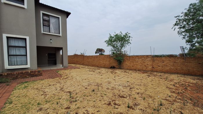 For Sale: House in Thatchfield Estate with 3 beds, double garage, and secure living.