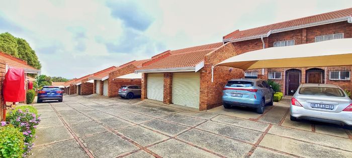 To Rent: Apartment in Halfway Gardens with private garden, garage, and workspace.