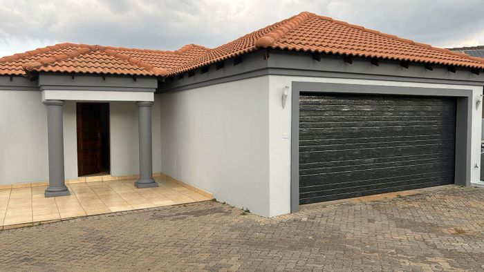 For Sale: House in Thatchfield Estate with 3 beds, 3 baths, and security.